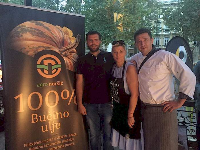 Tim Agro Noršić na sajmu buča uz promotivni plakat