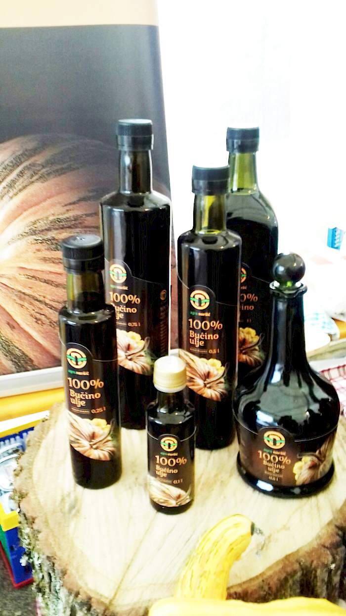 Asortiman bočica bučinog ulja Agro Noršić na sajmu buča